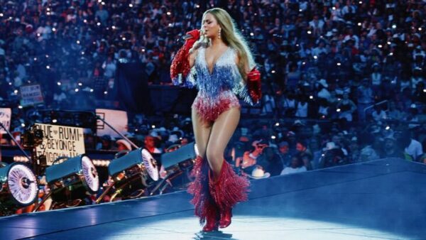 Певица Бейонсе появилась в шапке-ушанке после выступления в триколоре