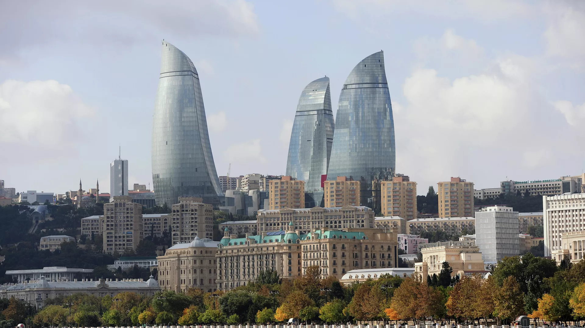 Российские туристы массово сдают билеты на фестиваль в Баку