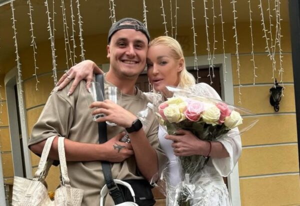 Улетевшая на Мальдивы Волочкова предстала топлес вместе с молодым приятелем