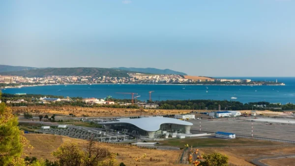 В Геленджике открыли аэропорт: вырастут ли цены на отели и можно ли купаться в море