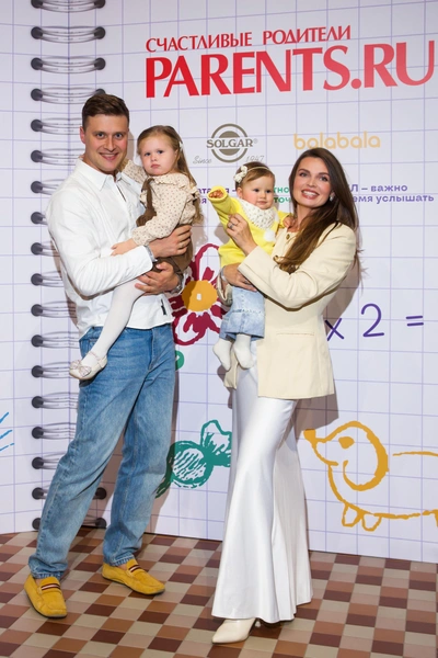 Александр и Алеся Энберт с детьми