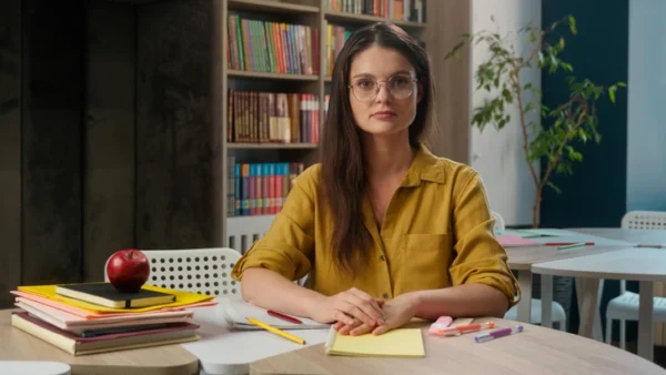 Мать школьника наткнулась на «голую» учительницу в фитнес-зале и устроила скандал — за честь педагогов вступились в Госдуме