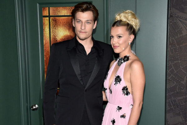 Милли Бобби Браун и Джейка Бонджови впервые заметили на прогулке с дочерью