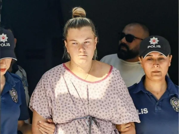 На россиянку, бросившую дочь в туалете аэропорта Антальи, завели уголовное дело в РФ