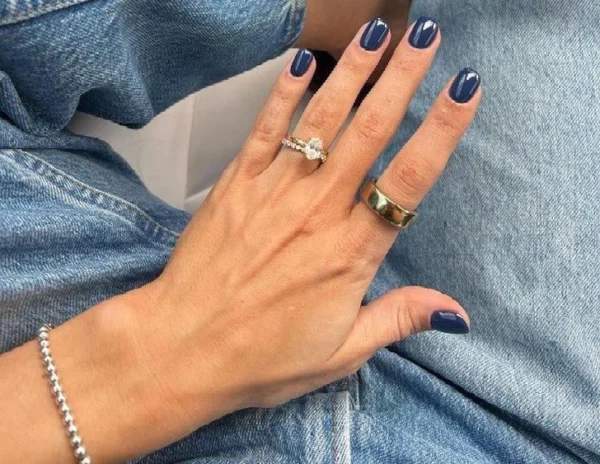 Ногти цвета navy blue — идеальный выбор на 1 сентября и начало осени