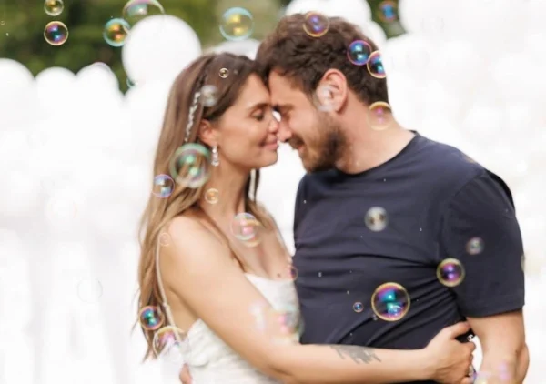 Платье-кейп и косынка вместо фаты: рассматриваем свадебный образ Агаты Муцениеце