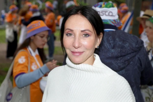 Редкое фото 17-летнего сына Алики Смеховой, отца которого она скрывает