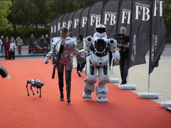 «Мисс Дубай» в стиле будущего: Анастасия Казанцева превратила ковровую дорожку в шоу технологий, появившись в AI-образе и вместе с роботом