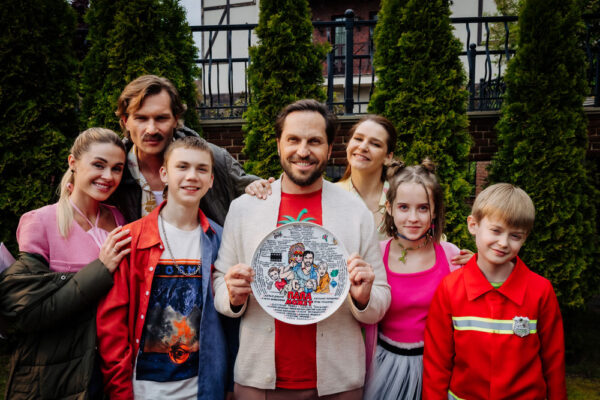 Александр Ревва стал отцом большого семейства в комедии «Папа может!»