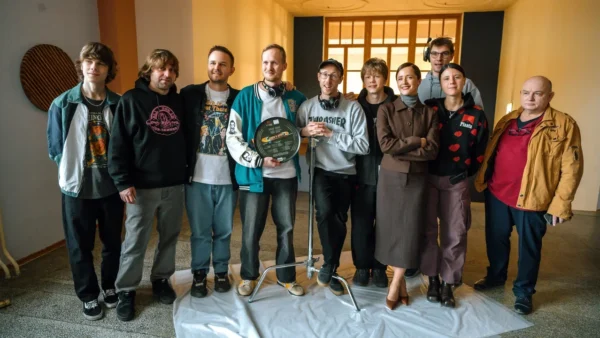 Ольга Лерман меняет карьеру педагога на скейт в тизер-трейлере комедии «Своя в доску»