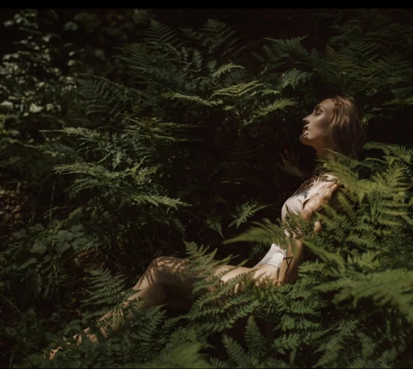 Елена Jaya выпустила клип к новому треку «Земля»